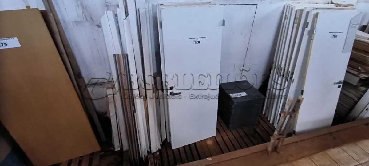 LOTE 178 - 01 LOTE COM PORTA EM MADEIRA 80X2,10 COM PORTAIS (NO ESTADO, NÃO SABEMOS SE FUNCIONA. LEILÃO NÃO TEM GARANTIA E NEM DEVOLUÇÃO).