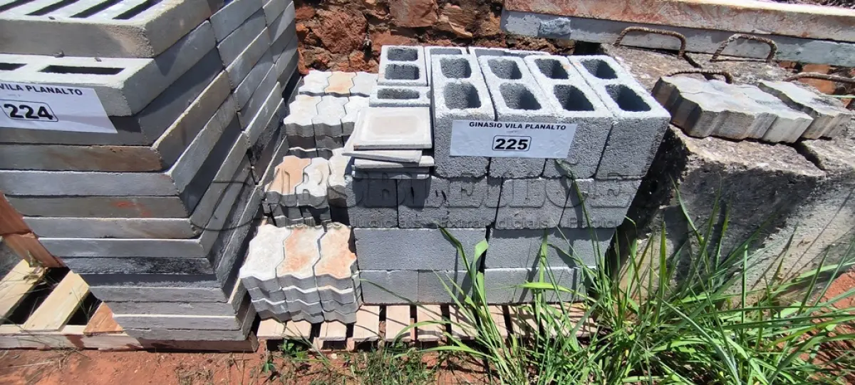 LOTE 225 - 01 LOTE COM BLOCOS DE CONCRETO (NO ESTADO, NÃO SABEMOS SE FUNCIONA. LEILÃO NÃO TEM GARANTIA E NEM DEVOLUÇÃO).
