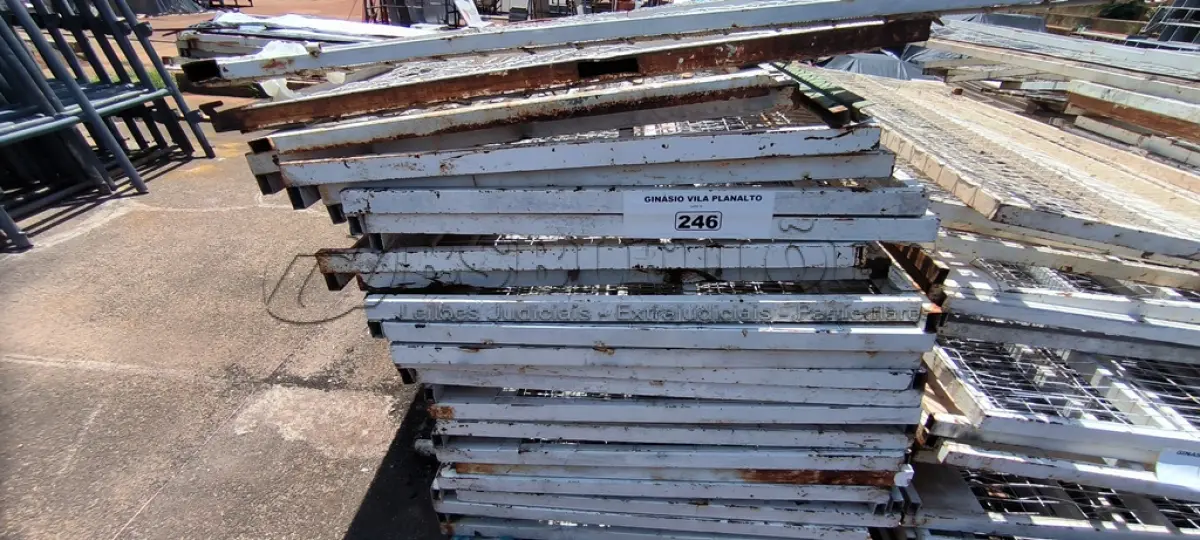 LOTE 246 - 01 LOTE COM GRADES EM FERRO NA COR BRANCA COM TELAS (NO ESTADO, NÃO SABEMOS SE FUNCIONA. LEILÃO NÃO TEM GARANTIA E NEM DEVOLUÇÃO).