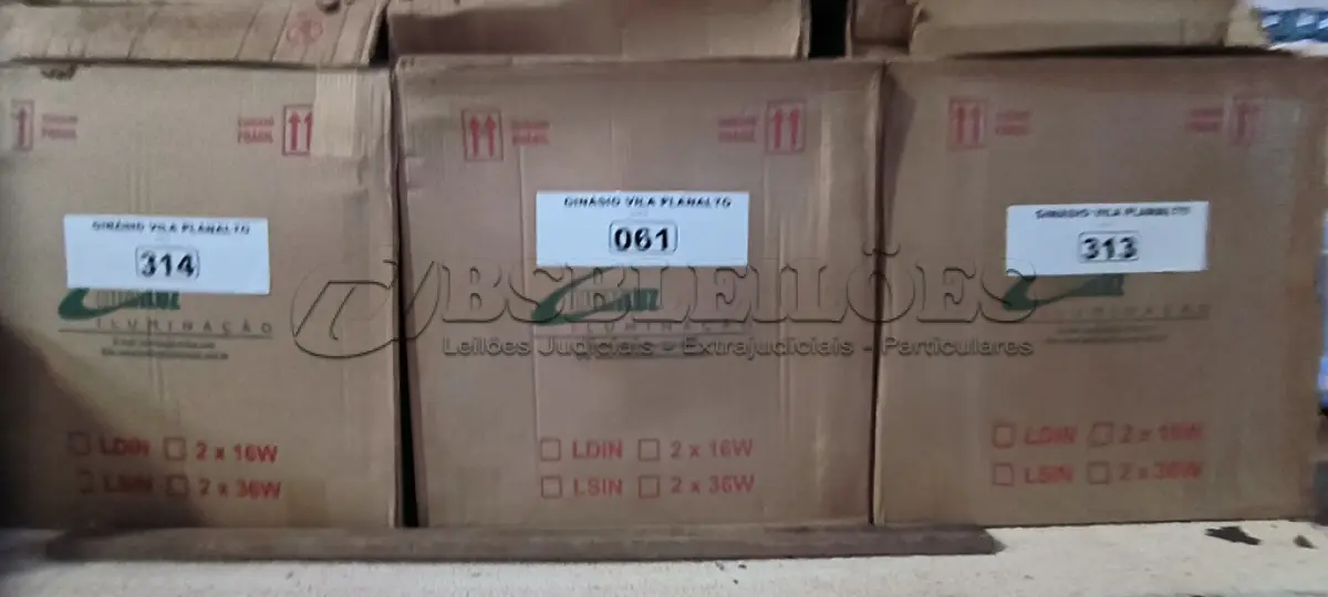 LOTE 314 - 01 LOTE COM LUMINÁRIAS QUADRADAS DE EMBUTIR (NO ESTADO, NÃO SABEMOS SE FUNCIONA. LEILÃO NÃO TEM GARANTIA E NEM DEVOLUÇÃO).