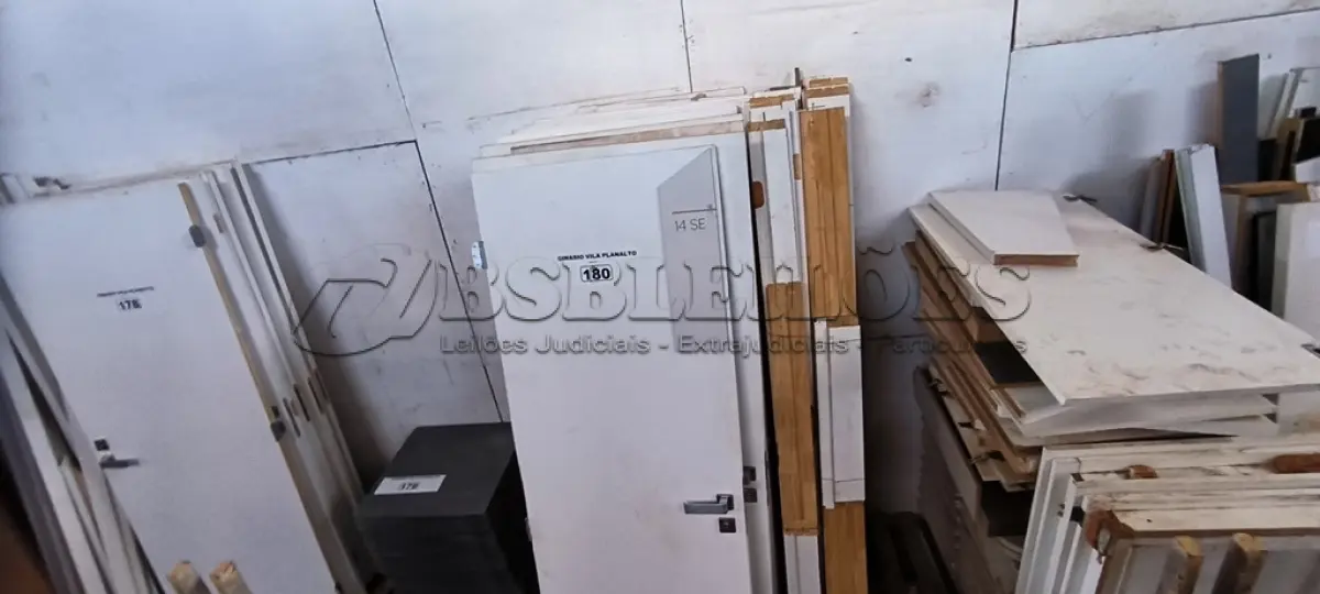 LOTE 180 - 01 LOTE COM PORTAS EM MADEIRA 80X2,10 COM PORTAIS (NO ESTADO, NÃO SABEMOS SE FUNCIONA. LEILÃO NÃO TEM GARANTIA E NEM DEVOLUÇÃO).