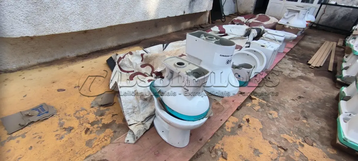 LOTE 018 - 01 LOTE COM 04 VASOS SANITÁRIOS (NO ESTADO, NÃO SABEMOS SE FUNCIONA. LEILÃO NÃO TEM GARANTIA E NEM DEVOLUÇÃO).
