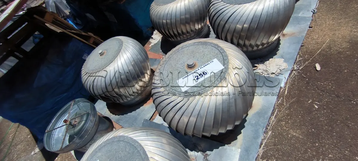 LOTE 256 - 02 EXAUSTORES PARA GALPÃO (NO ESTADO, NÃO SABEMOS SE FUNCIONA. LEILÃO NÃO TEM GARANTIA E NEM DEVOLUÇÃO).