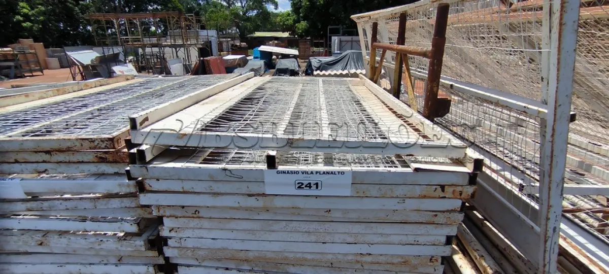 LOTE 241 - 01 LOTE COM GRADES EM FERRO NA COR BRANCA COM TELAS (NO ESTADO, NÃO SABEMOS SE FUNCIONA. LEILÃO NÃO TEM GARANTIA E NEM DEVOLUÇÃO).