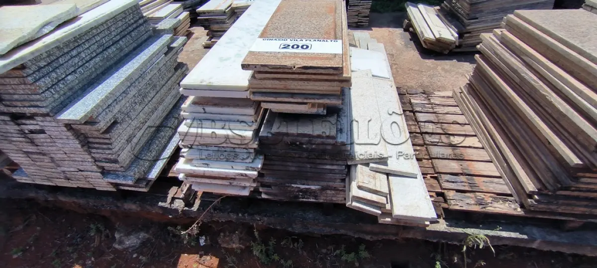LOTE 200 - 01 LOTE COM RODAPÉS EM GRANITO TAMANHOS E CORES DIVERSAS (NO ESTADO, NÃO SABEMOS SE FUNCIONA. LEILÃO NÃO TEM GARANTIA E NEM DEVOLUÇÃO).