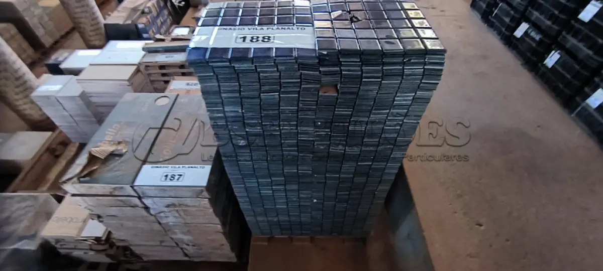 LOTE 188 - 01 LOTE COM PASTILHAS NA COR AZUL (NO ESTADO, NÃO SABEMOS SE FUNCIONA. LEILÃO NÃO TEM GARANTIA E NEM DEVOLUÇÃO).