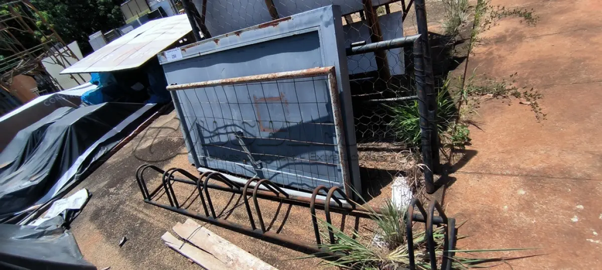 LOTE 258 - 01 LOTE COM GRADE EM FERRO, PORTÃO EM FERRO E 01 SUPORTE PARA TRANSPORTAR BICICLETAS (NO ESTADO, NÃO SABEMOS SE FUNCIONA. LEILÃO NÃO TEM GARANTIA E NEM DEVOLUÇÃO).