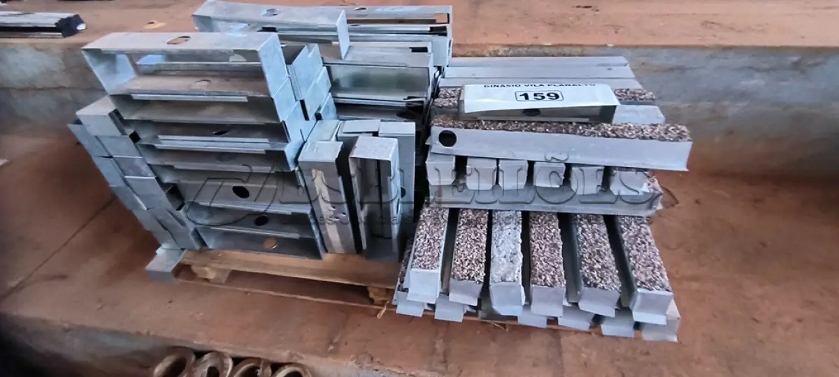 LOTE 159 - 01 LOTE COM ACABAMENTOS EM GALVANIZADOS (NO ESTADO, NÃO SABEMOS SE FUNCIONA. LEILÃO NÃO TEM GARANTIA E NEM DEVOLUÇÃO).
