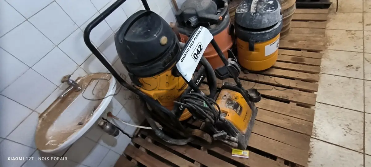 LOTE 042 - 01 ASPIRADOR DE PO ELETROLUX E 01 LAVA JATO WAP TITAN (NO ESTADO, NÃO SABEMOS SE FUNCIONA. LEILÃO NÃO TEM GARANTIA E NEM DEVOLUÇÃO).