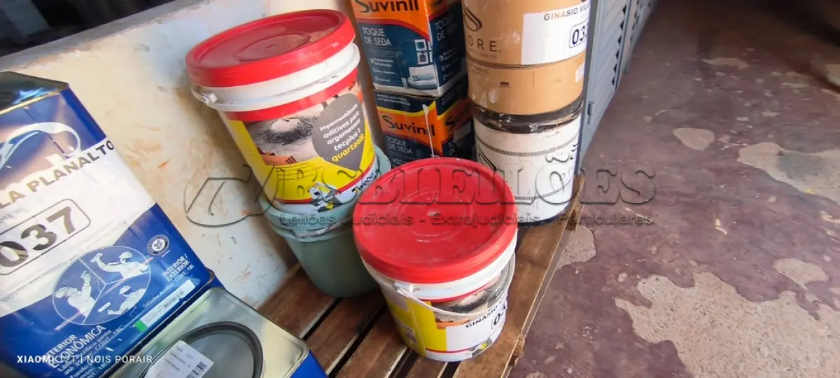 LOTE 035 - 01 LOTE COM BALDES DE IMPERMEABILIZANTES (NO ESTADO, NÃO SABEMOS SE FUNCIONA. LEILÃO NÃO TEM GARANTIA E NEM DEVOLUÇÃO).