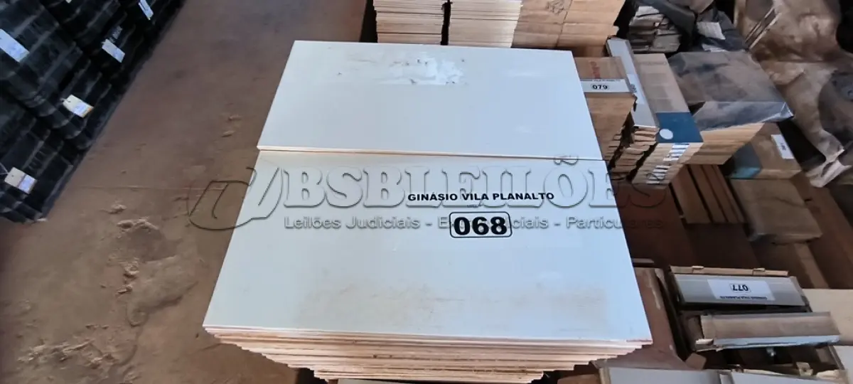 LOTE 068 - 01 LOTE COM REVESTIMENTOS 30X60 BRANCO (NO ESTADO, NÃO SABEMOS SE FUNCIONA. LEILÃO NÃO TEM GARANTIA E NEM DEVOLUÇÃO).