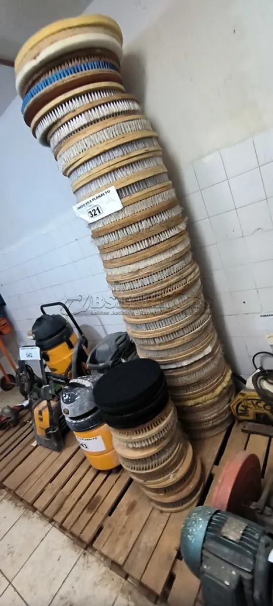 LOTE 321 - 01 LOTE COM DISCOS PARA ENCERADEIRA (NO ESTADO, NÃO SABEMOS SE FUNCIONA. LEILÃO NÃO TEM GARANTIA E NEM DEVOLUÇÃO).