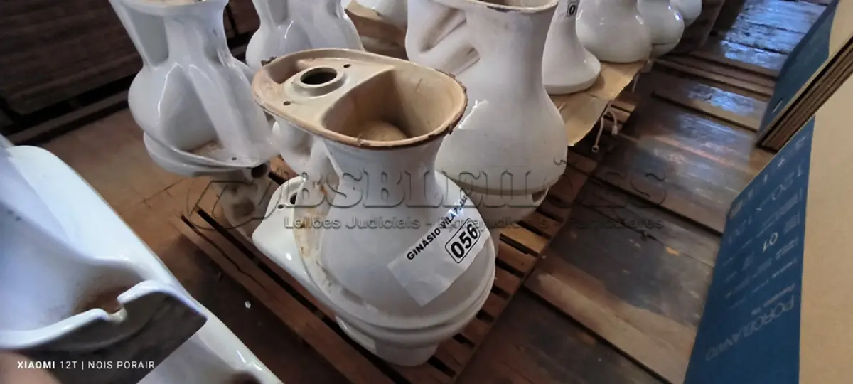 LOTE 056 - 01 LOTE COM 04 VASOS SANITÁRIOS (NO ESTADO, NÃO SABEMOS SE FUNCIONA. LEILÃO NÃO TEM GARANTIA E NEM DEVOLUÇÃO).