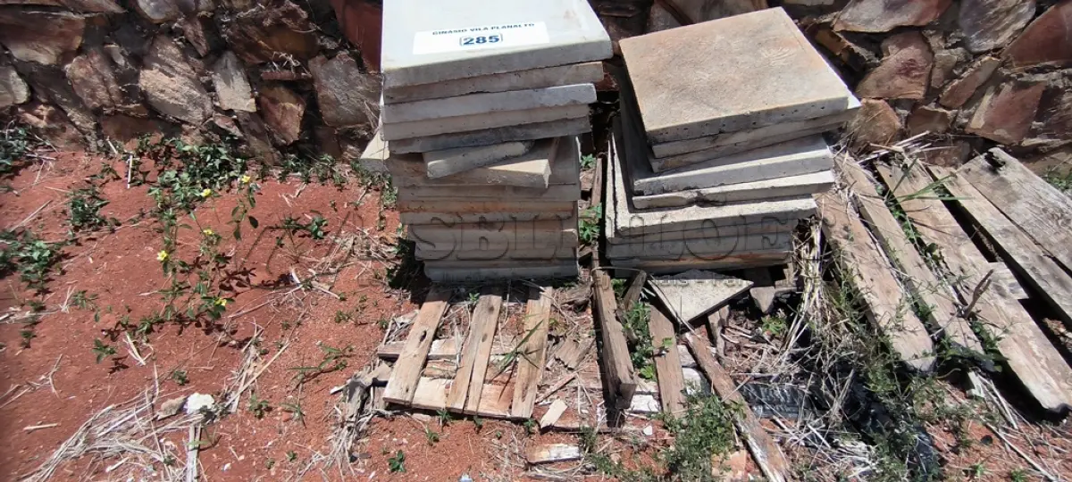 LOTE 285 - 01 LOTE CM PLACAS EM CONCRETO QUADRADAS (NO ESTADO, NÃO SABEMOS SE FUNCIONA. LEILÃO NÃO TEM GARANTIA E NEM DEVOLUÇÃO).