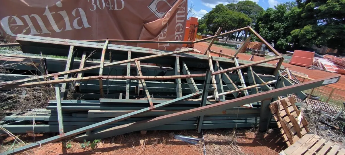 LOTE 281 - 01 LOTE COM TESOURAS EM FERRO E PERFIS EM FERRO NA COR VERDE (NO ESTADO, NÃO SABEMOS SE FUNCIONA. LEILÃO NÃO TEM GARANTIA E NEM DEVOLUÇÃO).