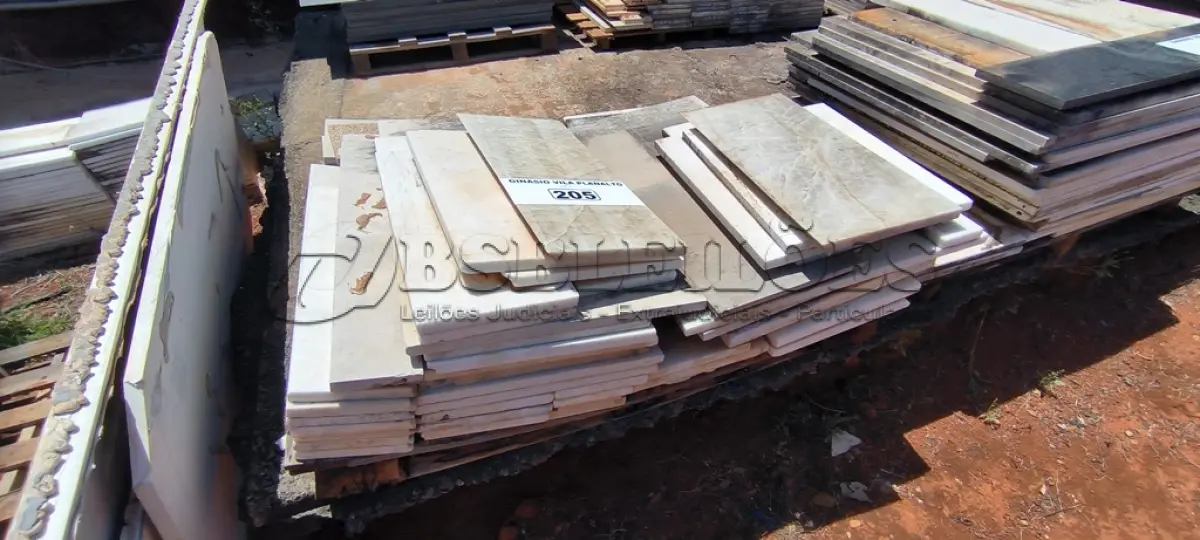 LOTE 205 - 01 LOTE COM RODAPÉS EM GRANITO TAMANHOS E CORES DIVERSAS (NO ESTADO, NÃO SABEMOS SE FUNCIONA. LEILÃO NÃO TEM GARANTIA E NEM DEVOLUÇÃO).