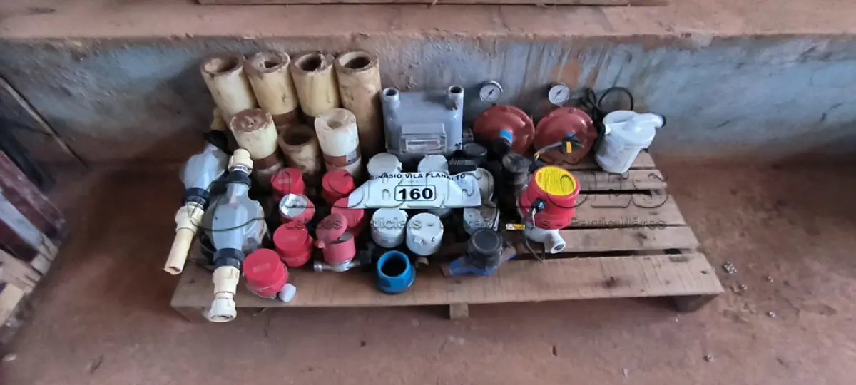 LOTE 160 - 01 LOTE COM HIDRÔMETROS E AQUECEDOR DE BANHEIRAS (NO ESTADO, NÃO SABEMOS SE FUNCIONA. LEILÃO NÃO TEM GARANTIA E NEM DEVOLUÇÃO).