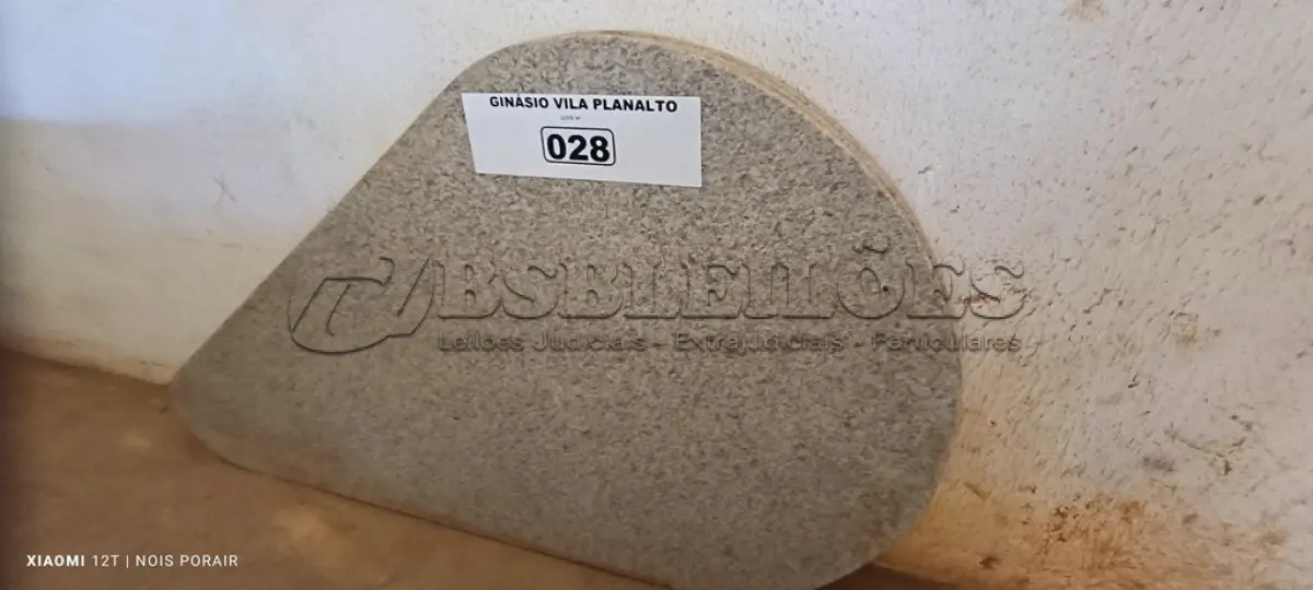 LOTE 028 - 04 PEDRAS NA COR CINZA (NO ESTADO, NÃO SABEMOS SE FUNCIONA. LEILÃO NÃO TEM GARANTIA E NEM DEVOLUÇÃO).