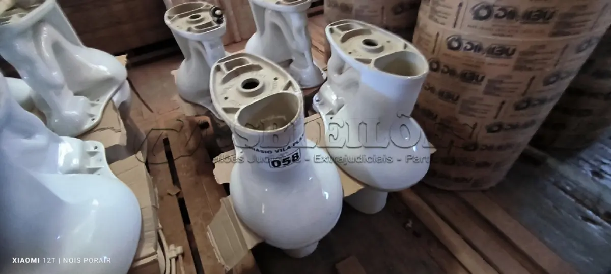 LOTE 058 - 01 LOTE COM 04 VASOS SANITÁRIOS (NO ESTADO, NÃO SABEMOS SE FUNCIONA. LEILÃO NÃO TEM GARANTIA E NEM DEVOLUÇÃO).