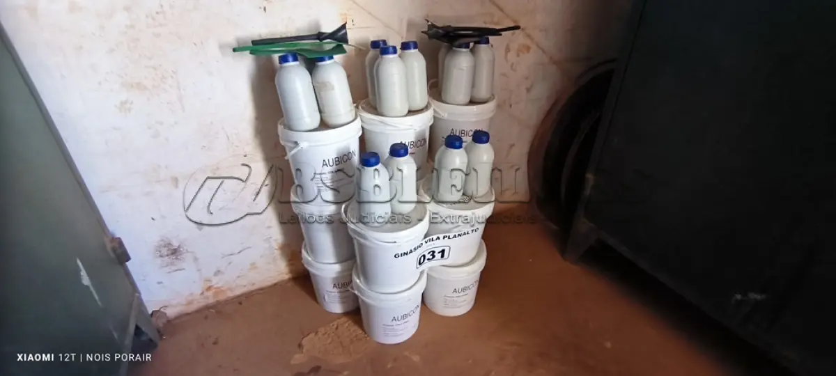 LOTE 031 - 13 LATAS DE 5KG COM COLA PISO AUBICON (NO ESTADO, NÃO SABEMOS SE FUNCIONA. LEILÃO NÃO TEM GARANTIA E NEM DEVOLUÇÃO).