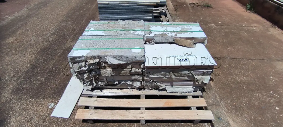 LOTE 251 - 22 CAIXAS DE REVESTIMENTO 30X60 GLACIER WHITER (NO ESTADO, NÃO SABEMOS SE FUNCIONA. LEILÃO NÃO TEM GARANTIA E NEM DEVOLUÇÃO).
