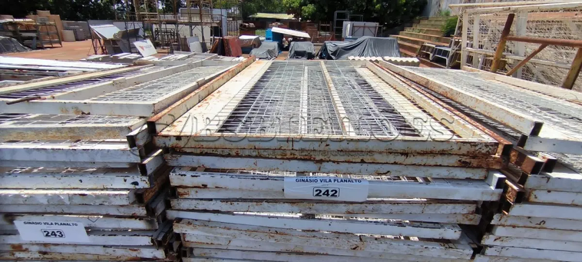 LOTE 242 - 01 LOTE COM GRADES EM FERRO NA COR BRANCA COM TELAS (NO ESTADO, NÃO SABEMOS SE FUNCIONA. LEILÃO NÃO TEM GARANTIA E NEM DEVOLUÇÃO).