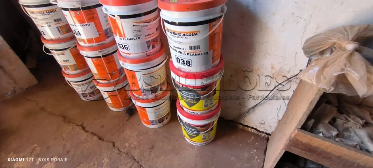 LOTE 038 - 01 BALDE DE DENVERNIZ 02 BALDES DE IMPERMEABILIZANTES (NO ESTADO, NÃO SABEMOS SE FUNCIONA. LEILÃO NÃO TEM GARANTIA E NEM DEVOLUÇÃO).