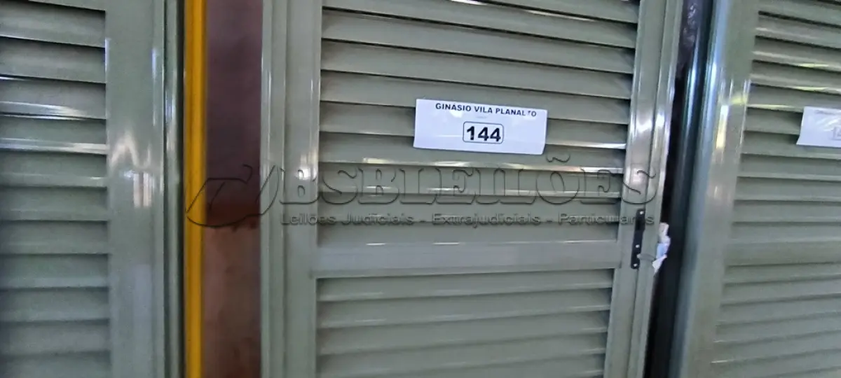 LOTE 144 - 02 PORTAS EM ALUMÍNIO 80X2,45 NA COR VERDE (NO ESTADO, NÃO SABEMOS SE FUNCIONA. LEILÃO NÃO TEM GARANTIA E NEM DEVOLUÇÃO).