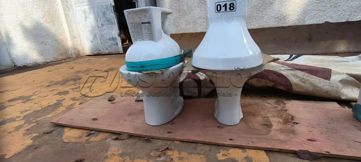 LOTE 018 - 01 LOTE COM 04 VASOS SANITÁRIOS (NO ESTADO, NÃO SABEMOS SE FUNCIONA. LEILÃO NÃO TEM GARANTIA E NEM DEVOLUÇÃO).
