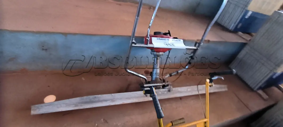 LOTE 154 - 01 NIVELADOR DE CONCRETO A GASOLINA (NO ESTADO, NÃO SABEMOS SE FUNCIONA. LEILÃO NÃO TEM GARANTIA E NEM DEVOLUÇÃO).