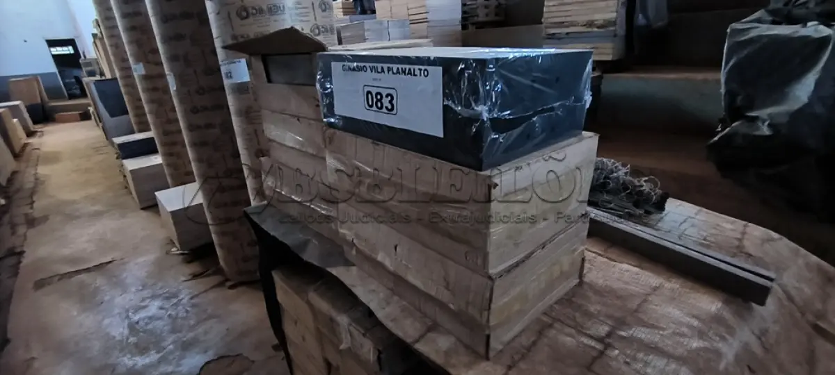 LOTE 083 - 06 LUMINÁRIAS PARA POSTE (NO ESTADO, NÃO SABEMOS SE FUNCIONA. LEILÃO NÃO TEM GARANTIA E NEM DEVOLUÇÃO).