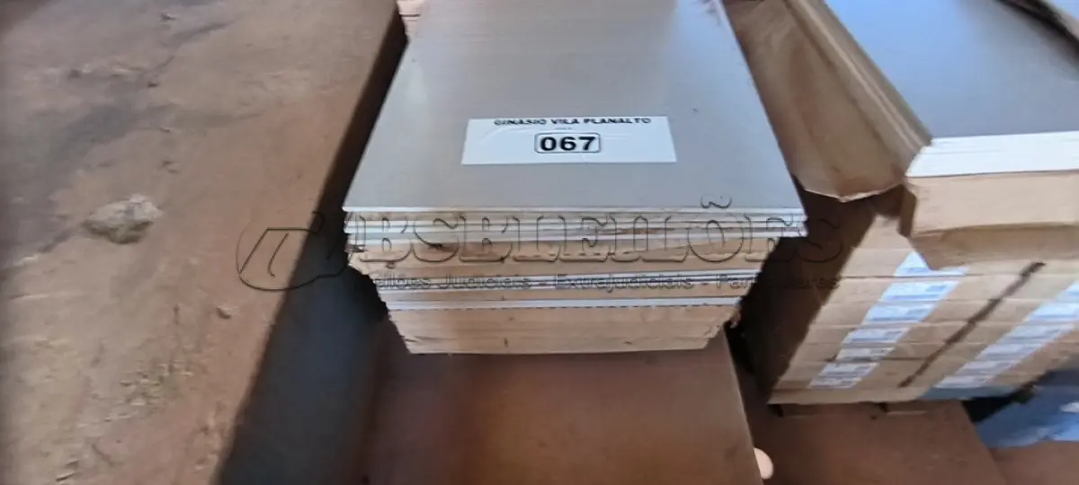 LOTE 067 - 12 CAIXAS DE PISO 60X60 NA COR CINZA (NO ESTADO, NÃO SABEMOS SE FUNCIONA. LEILÃO NÃO TEM GARANTIA E NEM DEVOLUÇÃO).