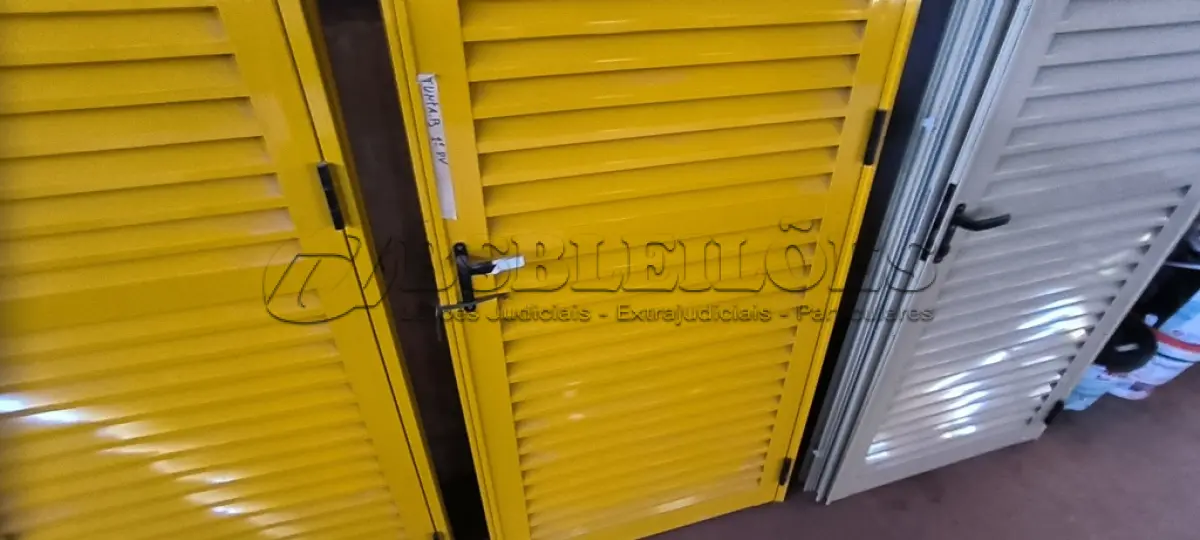 LOTE 135 - 02 PORTAS EM ALUMÍNIO 80X2,45 NA COR AMARELO (NO ESTADO, NÃO SABEMOS SE FUNCIONA. LEILÃO NÃO TEM GARANTIA E NEM DEVOLUÇÃO).