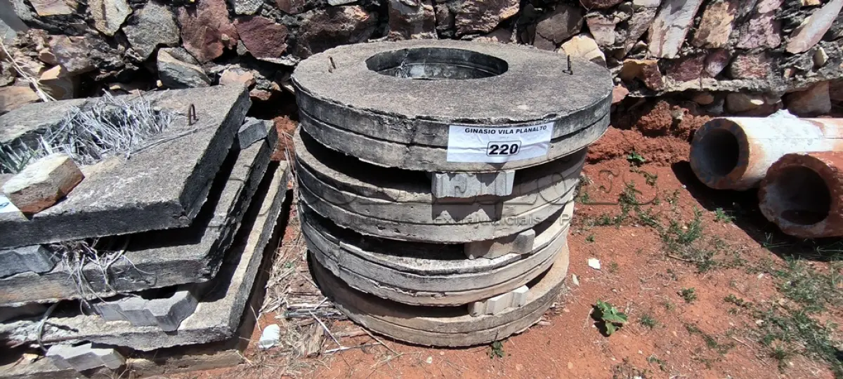 LOTE 220 - 04 TAMPAS REDONDAS EM CONCRETO (NO ESTADO, NÃO SABEMOS SE FUNCIONA. LEILÃO NÃO TEM GARANTIA E NEM DEVOLUÇÃO).