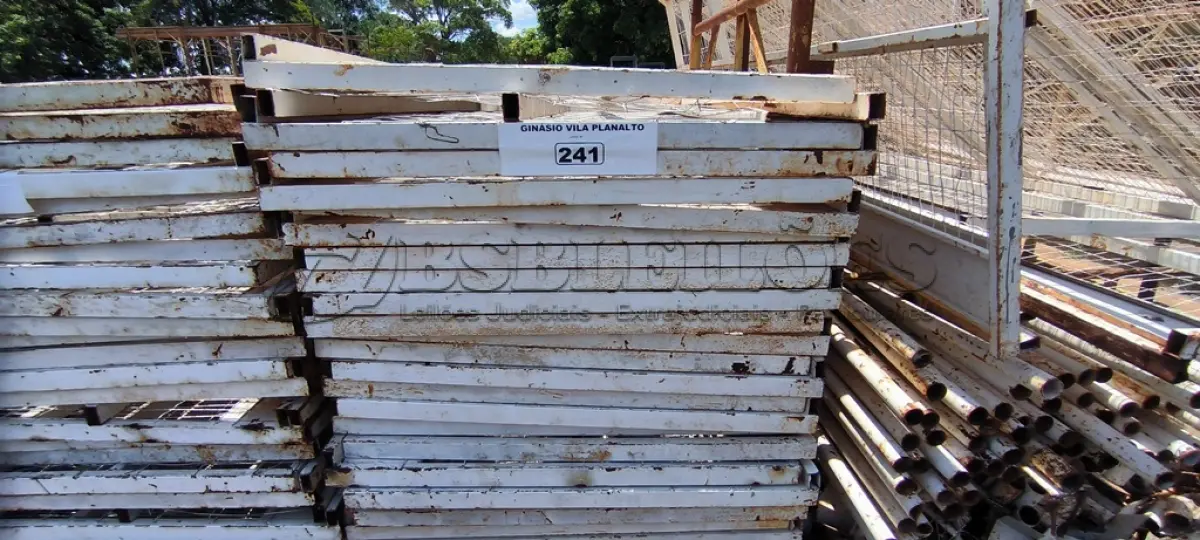LOTE 241 - 01 LOTE COM GRADES EM FERRO NA COR BRANCA COM TELAS (NO ESTADO, NÃO SABEMOS SE FUNCIONA. LEILÃO NÃO TEM GARANTIA E NEM DEVOLUÇÃO).