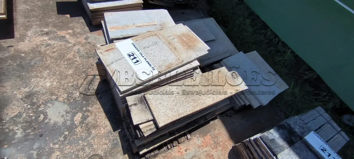LOTE 211 - 01 LOTE COM RODAPÉS EM GRANITO TAMANHOS E CORES DIVERSAS (NO ESTADO, NÃO SABEMOS SE FUNCIONA. LEILÃO NÃO TEM GARANTIA E NEM DEVOLUÇÃO).