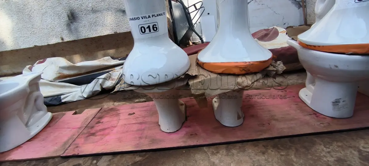 LOTE 016 - 01 LOTE COM 04 VASOS SANITÁRIOS (NO ESTADO, NÃO SABEMOS SE FUNCIONA. LEILÃO NÃO TEM GARANTIA E NEM DEVOLUÇÃO).