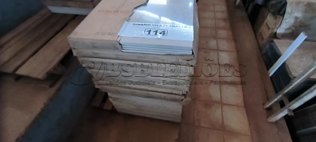 LOTE 114 - 01 LOTE COM REVESTIMENTO 50X50 ELIANE BIANCO (NO ESTADO, NÃO SABEMOS SE FUNCIONA. LEILÃO NÃO TEM GARANTIA E NEM DEVOLUÇÃO).