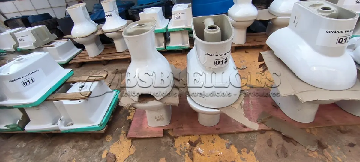 LOTE 012 - 01 LOTE COM 04 VASOS SANITÁRIOS (NO ESTADO, NÃO SABEMOS SE FUNCIONA. LEILÃO NÃO TEM GARANTIA E NEM DEVOLUÇÃO).