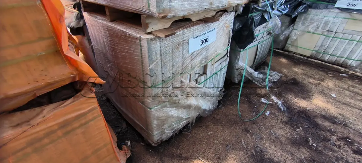 LOTE 300 - 01 PALETE COM REVESTIMENTO PORTOBELLO BASICA (NO ESTADO, NÃO SABEMOS SE FUNCIONA. LEILÃO NÃO TEM GARANTIA E NEM DEVOLUÇÃO).
