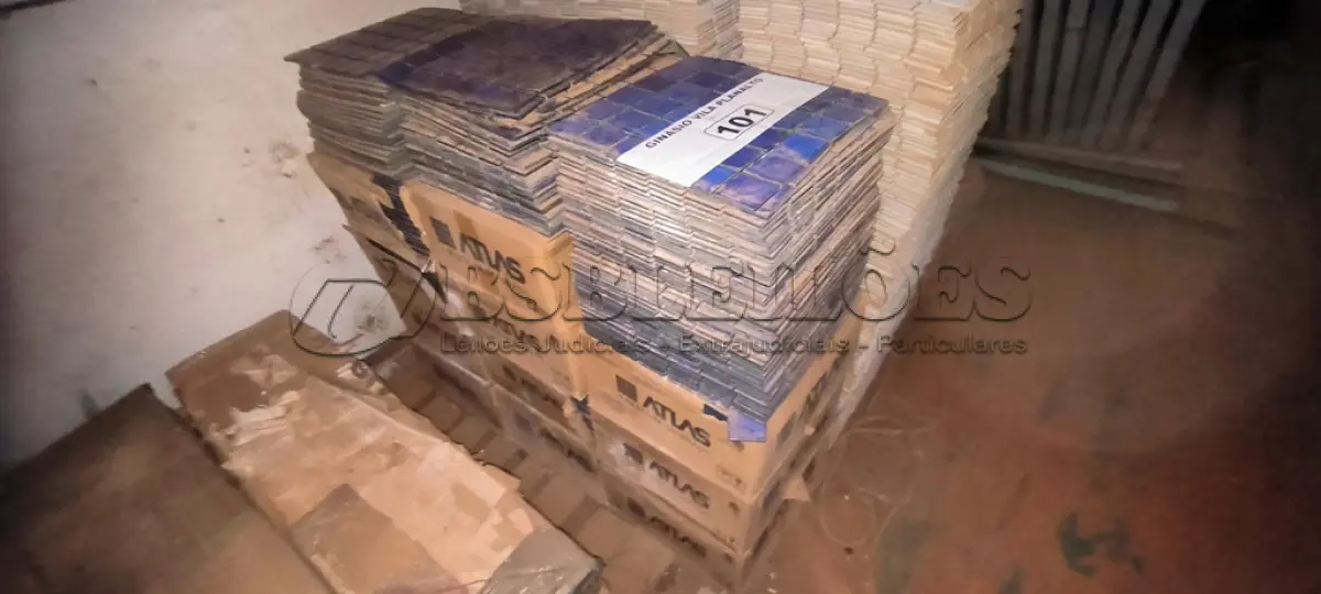 LOTE 101 - 14 CAIXAS DE PASTILHA NA COR AZUL (NO ESTADO, NÃO SABEMOS SE FUNCIONA. LEILÃO NÃO TEM GARANTIA E NEM DEVOLUÇÃO).