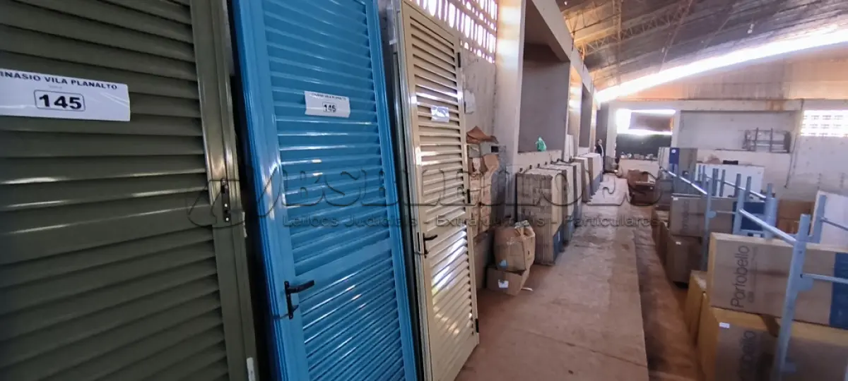 LOTE 147 - 02 PORTAS EM ALUMÍNIO 80X2,45 NA COR MARROM CLARO (NO ESTADO, NÃO SABEMOS SE FUNCIONA. LEILÃO NÃO TEM GARANTIA E NEM DEVOLUÇÃO).