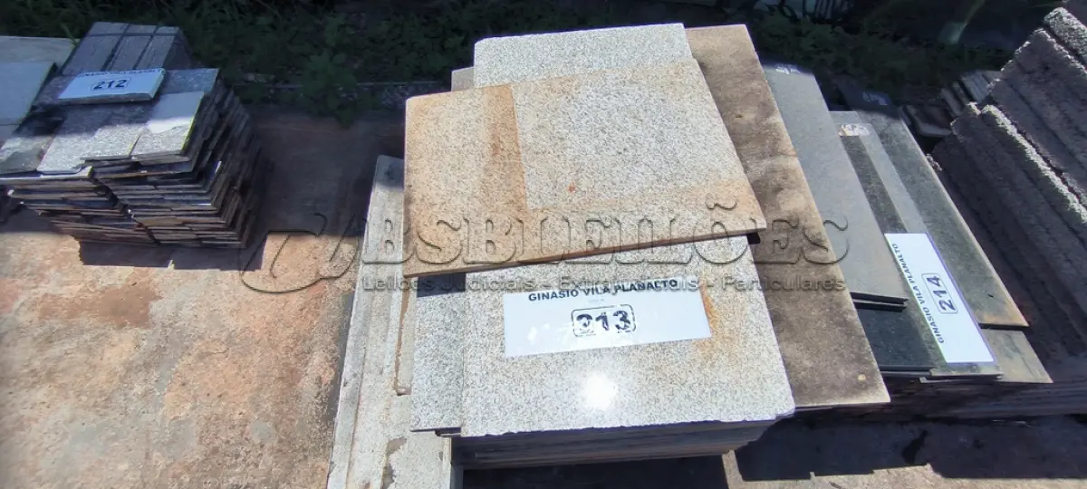 LOTE 213 - 01 LOTE COM RODAPÉS EM GARNIDO TAMANHOS E CORES DIVERSAS (NO ESTADO, NÃO SABEMOS SE FUNCIONA. LEILÃO NÃO TEM GARANTIA E NEM DEVOLUÇÃO).