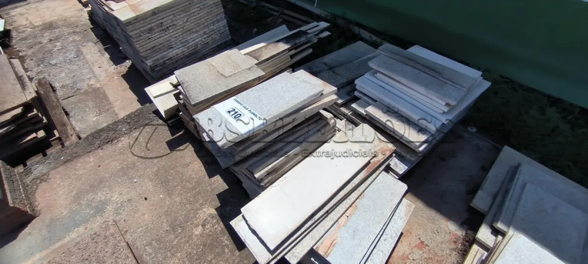 LOTE 210 - 01 LOTE COM RODAPÉS EM GRANITO TAMANHOS E CORES DIVERSAS (NO ESTADO, NÃO SABEMOS SE FUNCIONA. LEILÃO NÃO TEM GARANTIA E NEM DEVOLUÇÃO).