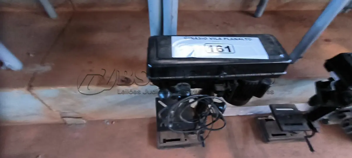 LOTE 161 - 01 FURADEIRA DE BANCADA (NO ESTADO, NÃO SABEMOS SE FUNCIONA. LEILÃO NÃO TEM GARANTIA E NEM DEVOLUÇÃO).