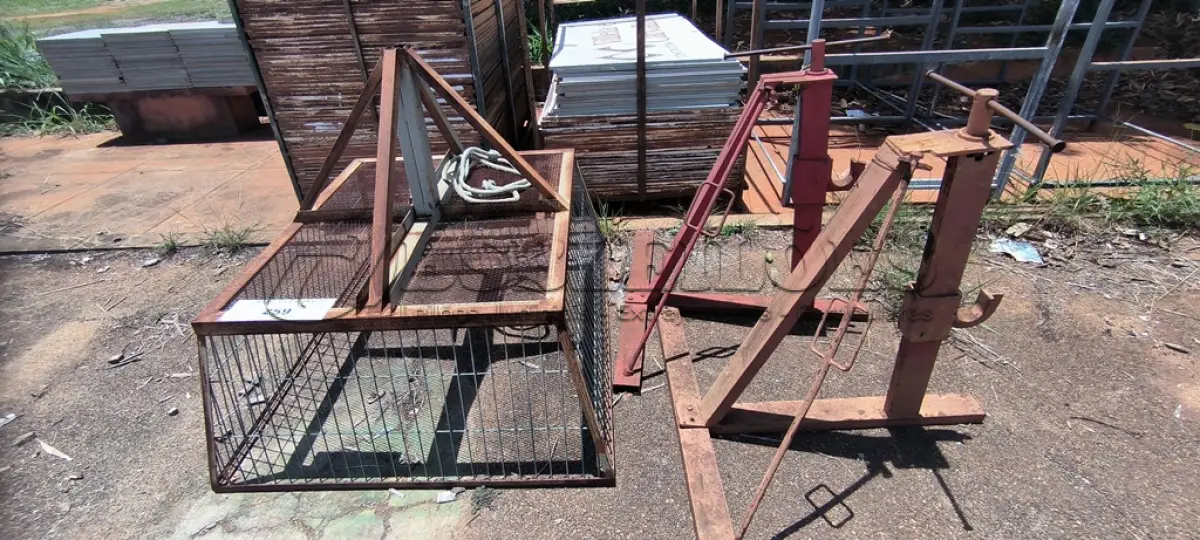 LOTE 259 - 01 LOTE COM LIXEIRA E 02 MACACOS MANUAIS PARA ELEVAÇÃO (NO ESTADO, NÃO SABEMOS SE FUNCIONA. LEILÃO NÃO TEM GARANTIA E NEM DEVOLUÇÃO).