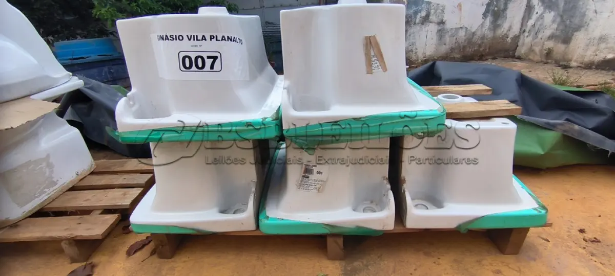 LOTE 007 - 01 LOTE COM 05 TANQUES PARA LAVANDERIA CELITE BRANCO (NO ESTADO, NÃO SABEMOS SE FUNCIONA. LEILÃO NÃO TEM GARANTIA E NEM DEVOLUÇÃO).