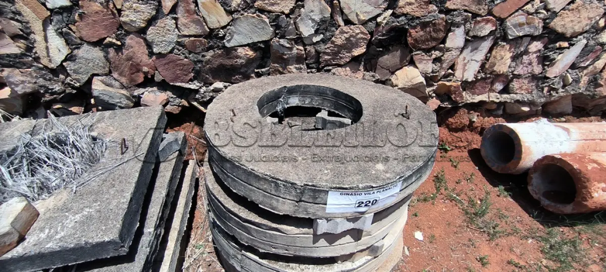 LOTE 220 - 04 TAMPAS REDONDAS EM CONCRETO (NO ESTADO, NÃO SABEMOS SE FUNCIONA. LEILÃO NÃO TEM GARANTIA E NEM DEVOLUÇÃO).