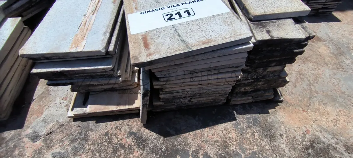 LOTE 211 - 01 LOTE COM RODAPÉS EM GRANITO TAMANHOS E CORES DIVERSAS (NO ESTADO, NÃO SABEMOS SE FUNCIONA. LEILÃO NÃO TEM GARANTIA E NEM DEVOLUÇÃO).