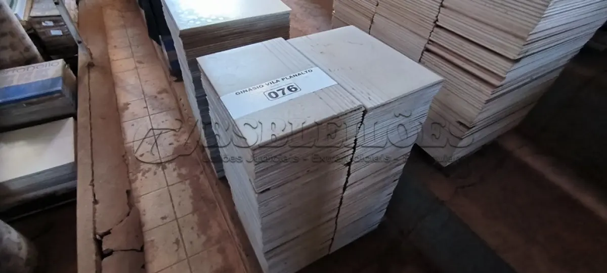 LOTE 076 - 01 LOTE COM REVESTIMENTOS 30X45 DIVERSOS (NO ESTADO, NÃO SABEMOS SE FUNCIONA. LEILÃO NÃO TEM GARANTIA E NEM DEVOLUÇÃO).